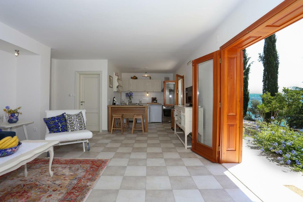 Secret Garden Barada Beach Apartment 特罗吉尔 外观 照片